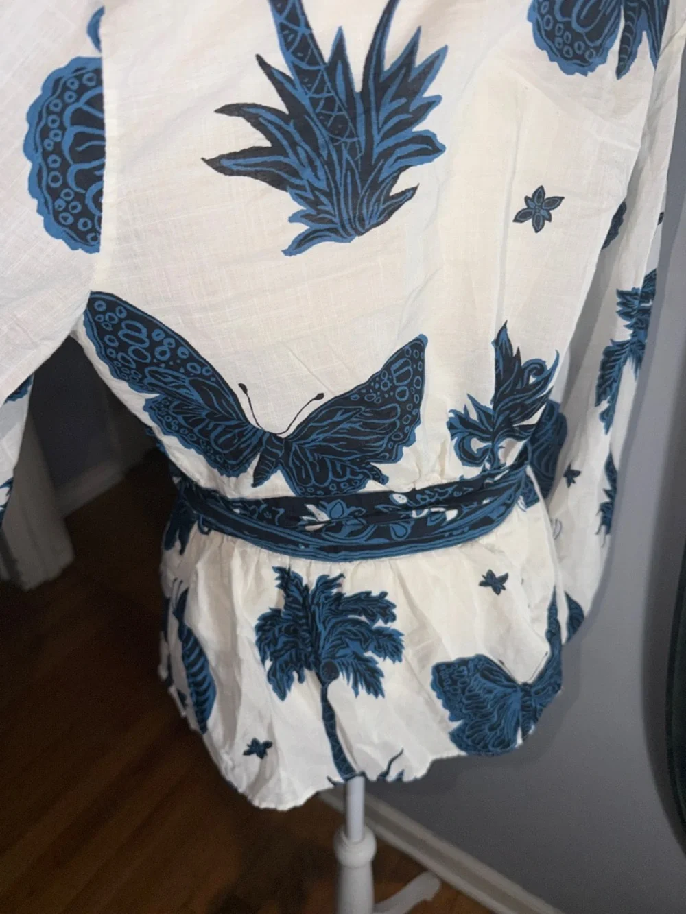 GORGEOUS banana republic balloon sleeve butterfly print top - medium